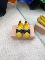 出厂 Miumiu春夏新品蝴蝶结配饰雕花冲孔平底乐福鞋单鞋拖鞋系列 即优雅又可爱 带弧形的小圆头 完美演绎赫本风 上脚可爱又减龄 配上袜子满满学院风 鞋面采用进
