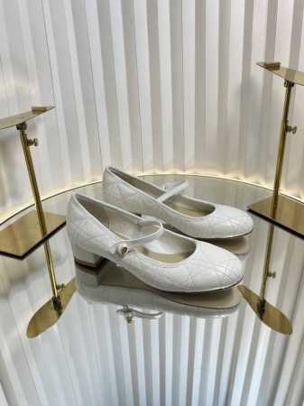 迪奥 Dior 2025春夏高定系列新款 Ballet 标志性电绣藤格纹低跟芭蕾舞女鞋 Cd字母Logo珍珠扣粗跟蝴蝶结凉鞋 材质 进口金属羊皮 环保藤格纹粗花 - 点击图像关闭