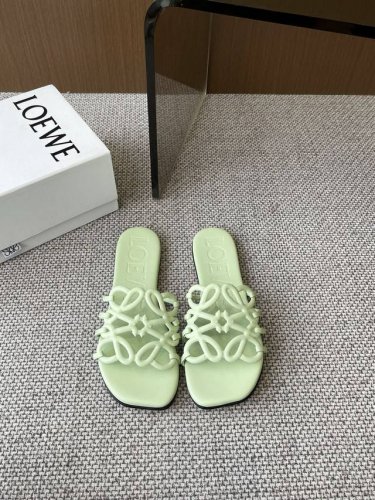 Loewe 罗意威 25Ss 春夏新品拖鞋 简约设计感觉更干净优雅 让你念念不忘 颜色也很耐看 上脚瞬间气质十足气场 简直帅气有型 鞋面采用牛皮印花 内里羊皮垫