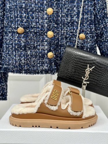 厂价 Dior 迪奥24S秋冬新品 毛拖毛鞋凉鞋系列 简约大气时髦 耐看不过时 是时尚圈永不退潮的经典所在 经典字母LOGO五金点缀 懒人百搭增高必备款！ 面料
