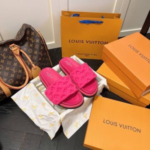 出厂 Lv 情侣款 专柜主打最新款压花拖鞋硬货上新 代购级别！高级感十足！国内外博主刷爆的一款，复古又时髦 上脚美炸了！官网主推款 鞋面：高定制丝光布压花 内里