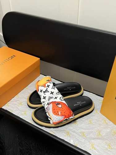出厂 Lv拖鞋情侣款 Pool Pillow Comfort 必入系列！魔术贴高级慵懒风 百看不厌款 时尚度拉满 细节用心感受 反复调试配色 性感白 炫酷黑 惊