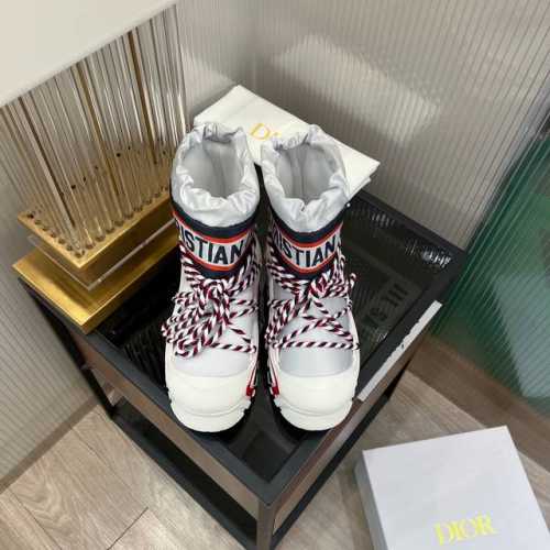 DIOR迪奥 D家秋冬新品 专柜最新走秀款雪地靴鞋系列 秋冬最新王炸款 雪地靴 胖墩墩的 好看可爱到爆炸 →_→来自 DiorAlps 限定系列，别具一格。闪亮