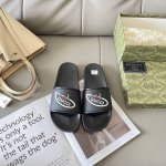 出厂： Gucci 古驰2025顶级专柜 初夏情侣新款 官网上新 独家首发 Gucci 古驰 25S 初夏情侣拖 古驰拖鞋 古驰情侣穿搭 Gucci拖鞋 Guc