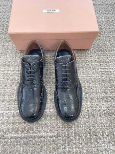 MIU MIU X CHURCH'S联名系列 Miu Miu刚刚与Church's合作推出终极秋季鞋款，将正式传统与现代自由精神融为一体。该系列鞋履采用光泽拉绒