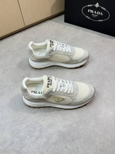 prada 普拉达 -高端品质 原单休闲运动鞋 -鞋面：反绒小牛皮、品牌高丝光帆布、鞋身车缝品牌金属扣件、鞋舌注塑品牌Logo -内里：水染牛皮 -大底：超轻T