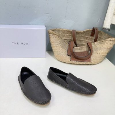 高品质出厂 ！ 小众潮牌！The Row25春夏新品小众复古简约平底乐福鞋单鞋！ 此款奶奶鞋有种慵懒随性的感觉，很随意的时髦，好穿不磨脚，延续了一贯的极简风格，