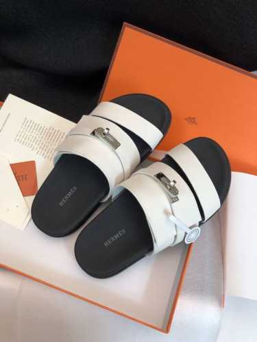 2024- Hermes 爱马仕2024新款二舅拖系列 情侣款 一直都很火爆的二舅拖鞋 随意各种搭配都很棒！！！ 材料：进口牛皮 牛里 大底：Tpu防滑耐磨大底