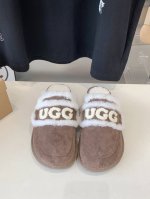 出厂价 薄底UGG logo拖鞋太火啦 一眼就上头的款式 胖胖的方圆头鞋 加上羊毛边边logo 憨憨的可爱。鞋身很轻巧 走路简直可以跳起来！ 四色:栗色 咖色