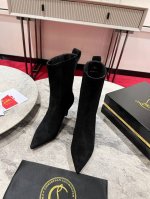 24Aw走秀经典长靴，明星同款Santiagag 踝靴采用狂野西部风格设计。采 用棕色羊京制成，尖头和松紧拼接料。鞋跟长85 毫米， 饰有Maison Chri