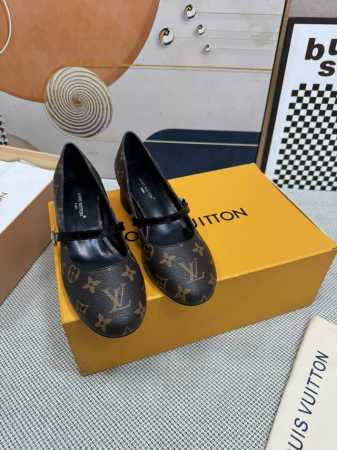 顶级版本 LV 新款粗跟单鞋 这款 Helios 凉鞋采用漂白Monogram 牛仔帆布制成，搭配天然皮革饰边，引人注目。该表款以精致的金色细节为特色，例如灵感 - 点击图像关闭