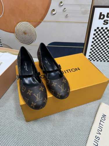 顶级版本 LV 新款粗跟单鞋 这款 Helios 凉鞋采用漂白Monogram 牛仔帆布制成，搭配天然皮革饰边，引人注目。该表款以精致的金色细节为特色，例如灵感