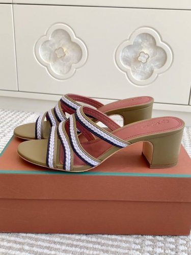 批粗跟 代购级 Loro Piana Lp Sprightly Charms系列凉拖鞋 罗马凉鞋 Sprightly Charms 凉鞋 以方形鞋头和鞋跟展现全