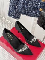 厂价 Roger Vivier｜RV经典水钻雪花扣水晶高跟鞋原版定制鞋楦 版型超正超显气质 真是越看越上头那种什么神仙鞋也太美了吧！完全仙女下凡闪闪亮真丝鞋面搭