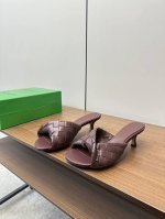 bv Botteg* Veneta Ssbv新款网红款编织拖鞋 bv今年的单品都超级的火 每一款产品都备受瞩目 时尚达人的最爱 这款拖鞋也不例外 上脚真的超百搭