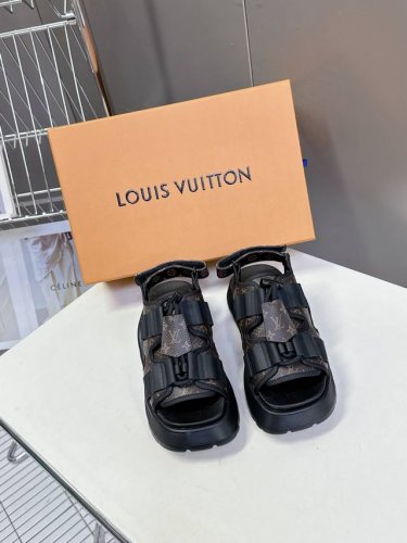 Louis Vuitton 路易威登 Maya Flatform 凉鞋 本款 Maya Flatform 凉鞋选用光滑牛皮革，令宽幅鞋带穿梭于皮革鞋舌之间，再以