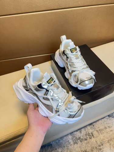 古奇 原单品质.～ 独特现代风运动鞋。休闲鞋潮男必备款 意大利进口原版品牌，进口原版布配皮，羊里 拒绝脱色磨脚 鞋底：原厂特供原版底，法国懒人风格设计 贴脚 在