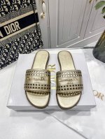 橙子出厂价p dior 迪奥春夏新款 镂空平底拖鞋 一字拖 休闲凉拖 这款D-Lane凉拖彰显经典风格 黑色牛皮革鞋面 展示镂空藤格纹图案 饰以金色饰面金属Ch
