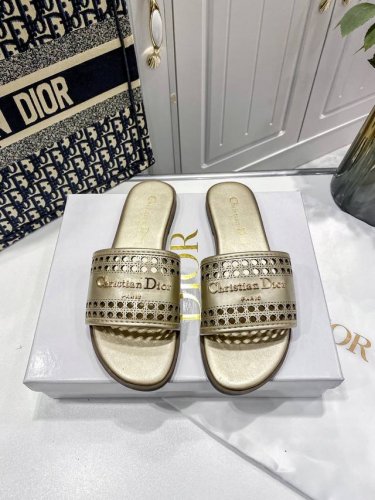 橙子出厂价p dior 迪奥春夏新款 镂空平底拖鞋 一字拖 休闲凉拖 这款D-Lane凉拖彰显经典风格 黑色牛皮革鞋面 展示镂空藤格纹图案 饰以金色饰面金属Ch