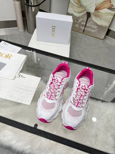 Dior迪奥 女款码数 女35-41 女40.41 这款 Dior Chrono 运动鞋是二零二四秋季新品 以 Dior 的高订风格重新演绎跑步鞋 白色网眼织物