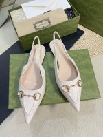 Gucci 24Ss春夏新款 G家尖头马衔扣V型系列 经典再现 简约设计高雅品质 鞋面以羊皮双G布材料匠心打造 鞋面缀饰亮眼的经典马衔扣 后带着釆用松紧带设计
