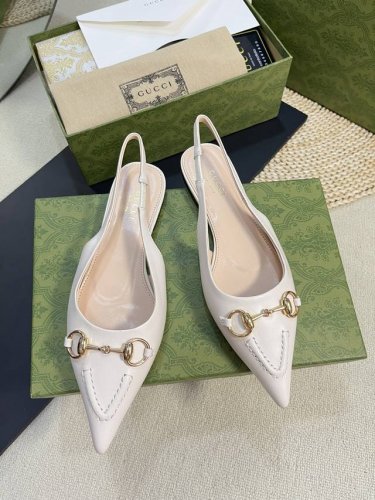 Gucci 24Ss春夏新款 G家尖头马衔扣V型系列 经典再现 简约设计高雅品质 鞋面以羊皮双G布材料匠心打造 鞋面缀饰亮眼的经典马衔扣 后带着釆用松紧带设计