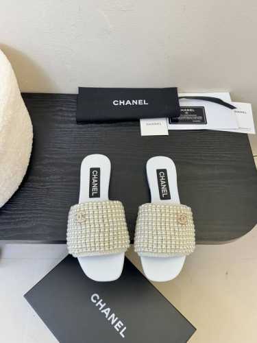 Chanel 25p New Arrival～ 小香25春夏珍珠拖鞋新品 手工穿珍珠，笔记耗手工的哈，但整体质感还在于珍珠的品质！ 咱用的A级树脂珍珠，色泽和珠