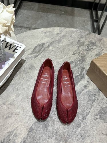 Cl X Maisonmargiela 马吉拉 联名款 分趾 玛丽珍 单鞋 火爆来袭！太香了，靓丽多彩少女感扑面而来！ 不容错过的时尚单品 简单又有格调的美 跑