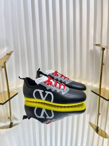 顶级版本: 男款 valentino 2025华伦天奴最新春季运动鞋 渐变色一体鞋面 Runboot运动轻盈舒适 蓝球鞋 跑步鞋 时尚运动鞋集于一体的多功能设计