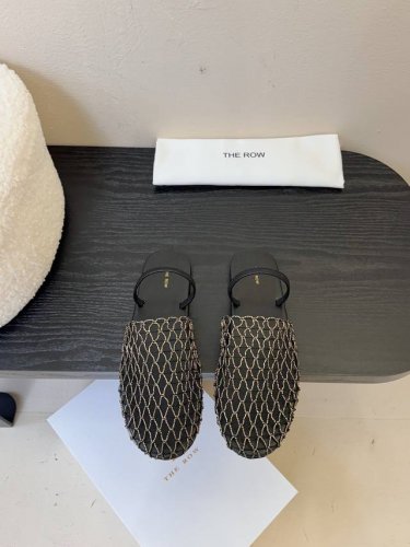 顶级版本 The Row 春夏必入单品 镂空网 凉鞋 脚感是在太舒服了 自留款推荐 简单的风格却自带高级气场的拖鞋 绝对是今年必入款 鞋面定制原版镂空网 垫脚羊