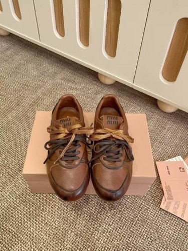皮面 Miu Mi* 春夏新品 代购级别 我是细节控 面料对版Zp单薄清透 区别于市场不对版厚面料 皮料对版Zp轻微擦旧 随性而为 复古时髦 百搭舒适 新爆款来