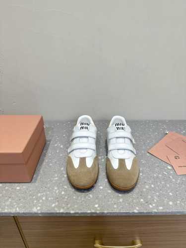 MiuMiu 24ss 秋冬新款 魔术贴 情侣 德训鞋 复古休闲鞋 最新款德训小白鞋，在找小白鞋还要复古的还要舒适的 还要那种德训鞋的可以看过来了 秋冬火爆款休