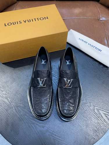 l家 Size:39-44 38.45定做 原单Lv官网男士休闲皮鞋，顶级原单复刻， -鞋面：牛皮工艺、纳帕牛皮、鞋身车缝品牌Logo -内里：牛皮，垫脚；水染