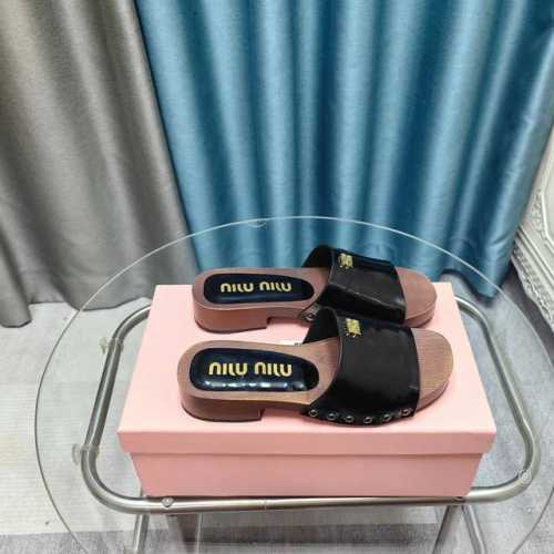 MiuMiu缪缪春夏秀款拖鞋 25秀款出镜率最高单品 简约鞋面金色miumiu字母logo非常的醒目 袜子10四个色可选 搭配半脚袜饰以装饰，显得格外的好看时髦