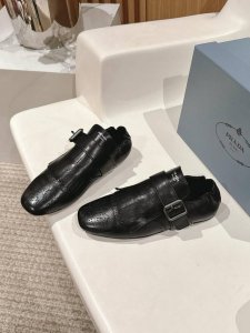 半拖 乐福鞋 PRADA 普拉达25ss新品复古走秀流苏乐福鞋半拖鞋系列流苏搭配雕花工艺设计网红ins热捧 复古又时尚上脚非常舒适又百搭！鞋面采用进口小牛皮内里