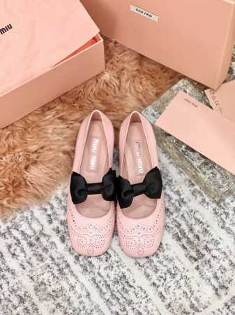 Miu Miu 缪缪 25 早春新品 专柜主打最新走秀款 蝴蝶结复古玛丽珍粗跟单鞋火爆上新！ 缪家高货 顶级工艺打造精品质感 无敌舒适 超高品质的法式小仙女皮鞋 - 点击图像关闭