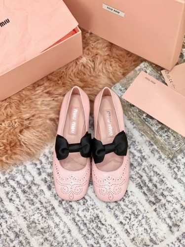 Miu Miu 缪缪 25 早春新品 专柜主打最新走秀款 蝴蝶结复古玛丽珍粗跟单鞋火爆上新！ 缪家高货 顶级工艺打造精品质感 无敌舒适 超高品质的法式小仙女皮鞋