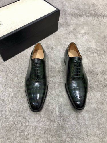 Gucci 男士经典牛津鞋男士商务正装皮鞋 经典款 极致艺术 全鞋采用进口打蜡饮奶牛牛皮古法手工描改擦色 墨绿 精挑细选 毛孔细腻 光泽度极好 质感柔软 韧性强