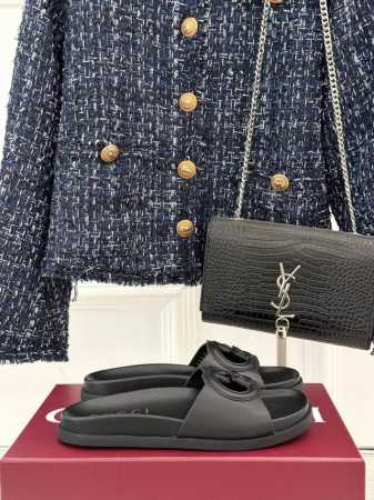 gucci 古驰经25Ss春夏新品 双G镂空沙懒人拖鞋 夏天必备懒人福音鞋 谁穿谁美 很轻盈上脚意外的舒适 还不挑脚型 自带高级气场的拖鞋 也非常容易驾驭非常舒 - 点击图像关闭