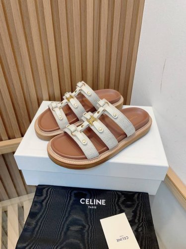 celine 赛琳2025春夏新款帆布带拖鞋 这一季的赛琳又让我重新爱了它一次 超级爆火的一款拖鞋 近期重点之一 简约的设计搭配饰扣作为点缀整体视觉特别耐看又好