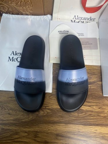 alexander Mcqueen 。麦昆拖鞋系列：高端品牌 3D制面，升级版大底，更轻便，防滑。市场顶级品质，潮人必备，夏季拖鞋的季节来了，穿起来超级唯美.