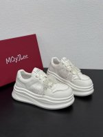 Mqyjlee 2025春季新品奶呼呼高颜值Miu系甜酷珍珠厚底小白鞋 优雅与舒适的梦幻邂逅， 每个女孩的鞋柜里，都该有这样一双小白鞋， 鞋身之上，精致珍珠如灵