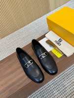 Fendi 芬迪男士商务休闲皮鞋 进口品牌布 小牛皮 开边珠 品牌Logo印花 -内里：舒适牛皮内里 -大底：真皮大底后跟植入橡胶底片，完美注塑 -超高品控 做