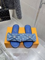 顶级版本 Louisvuitton 25 春夏新款 蝴蝶结跟矮跟凉拖鞋 很难不怀疑是不是借鉴了唐朝的唐三彩作为基础，创新成Lv经典标志Logo，采用彩色以及鞋面