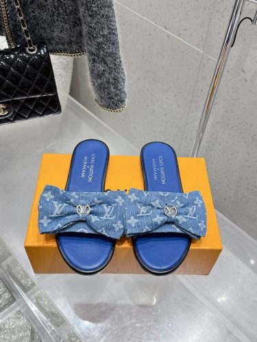 顶级版本 Louisvuitton 25 春夏新款 蝴蝶结跟矮跟凉拖鞋 很难不怀疑是不是借鉴了唐朝的唐三彩作为基础，创新成Lv经典标志Logo，采用彩色以及鞋面