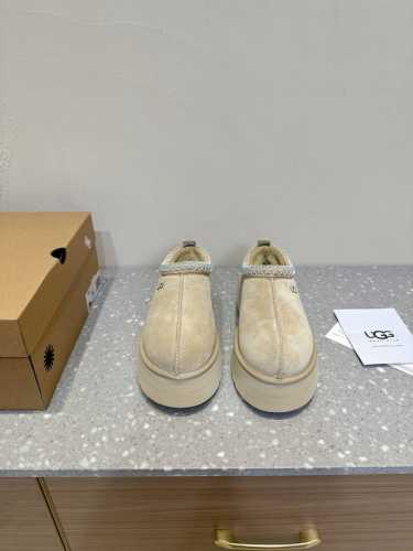 UGG 24ss秋冬新款 名族风厚底 刺绣懒人半拖雪地靴 一款增高神器，显高还又拉腿长 看多了经典款 需要一些点缀 成为寒冬流行穿搭的主流趋势 漫长的冬日还有什