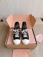 代购级 Miumiu 缪缪小白鞋 25Ssmiu Miu延续了该风格推出了专属款 整体鞋型线条简约 轻薄鞋底设计 配色大胆时尚~相信还会 春夏新款英伦风系带秀场