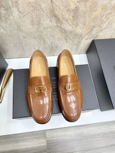 dior 迪奥 男士精品乐福鞋，这款 Dior Granville 乐福鞋是男装系列新品，彰显都市风范。采用棕色粒面牛皮革精心制作，搭配对比鲜明的缉面线，鞋面饰