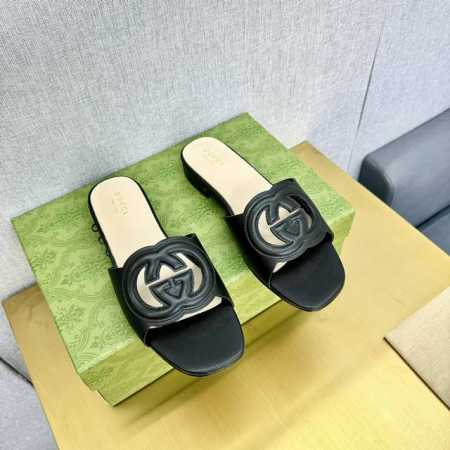 顶级版本 2024春夏新款平底手写体Gucci标识刺绣丹宁牛仔G G凉鞋拖鞋顶级品质 最高版！ 备受宠爱的丹宁面料透过Gucci美学视觉再次融入盎然新意。这款凉 - 点击图像关闭