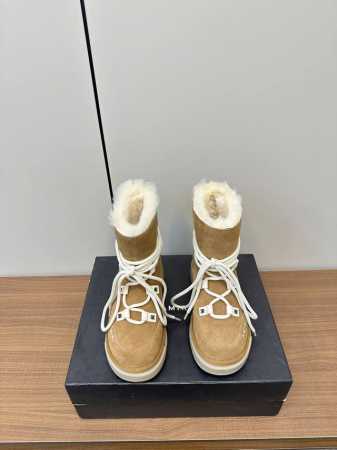 Amiri24ss秋冬新款圆头雪地靴！ 保暖羊毛休闲时装短靴！大幂幂同款首发！ 圆头系带设计更显腿细 鞋口的毛毛不多但是足够可爱 鞋底是防滑的 有时候穿雪靴踩雪 - 点击图像关闭